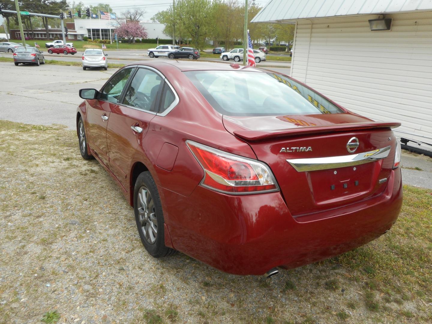 2015 Red Nissan Altima 2.5 S (1N4AL3AP4FC) with an 2.5L L4 DOHC 16V engine, Continuously Variable Transmission transmission, located at 2553 Airline Blvd, Portsmouth, VA, 23701, (757) 488-8331, 36.813889, -76.357597 - Down Payment: $1499 Weekly Payment: $110 APR: 23.9% Repayment Terms: 42 Months ***CALL ELIZABETH SMITH - DIRECTOR OF MARKETING @ 757-488-8331 TO SCHEDULE YOUR APPOINTMENT TODAY AND GET PRE-APPROVED RIGHT OVER THE PHONE*** - Photo#7